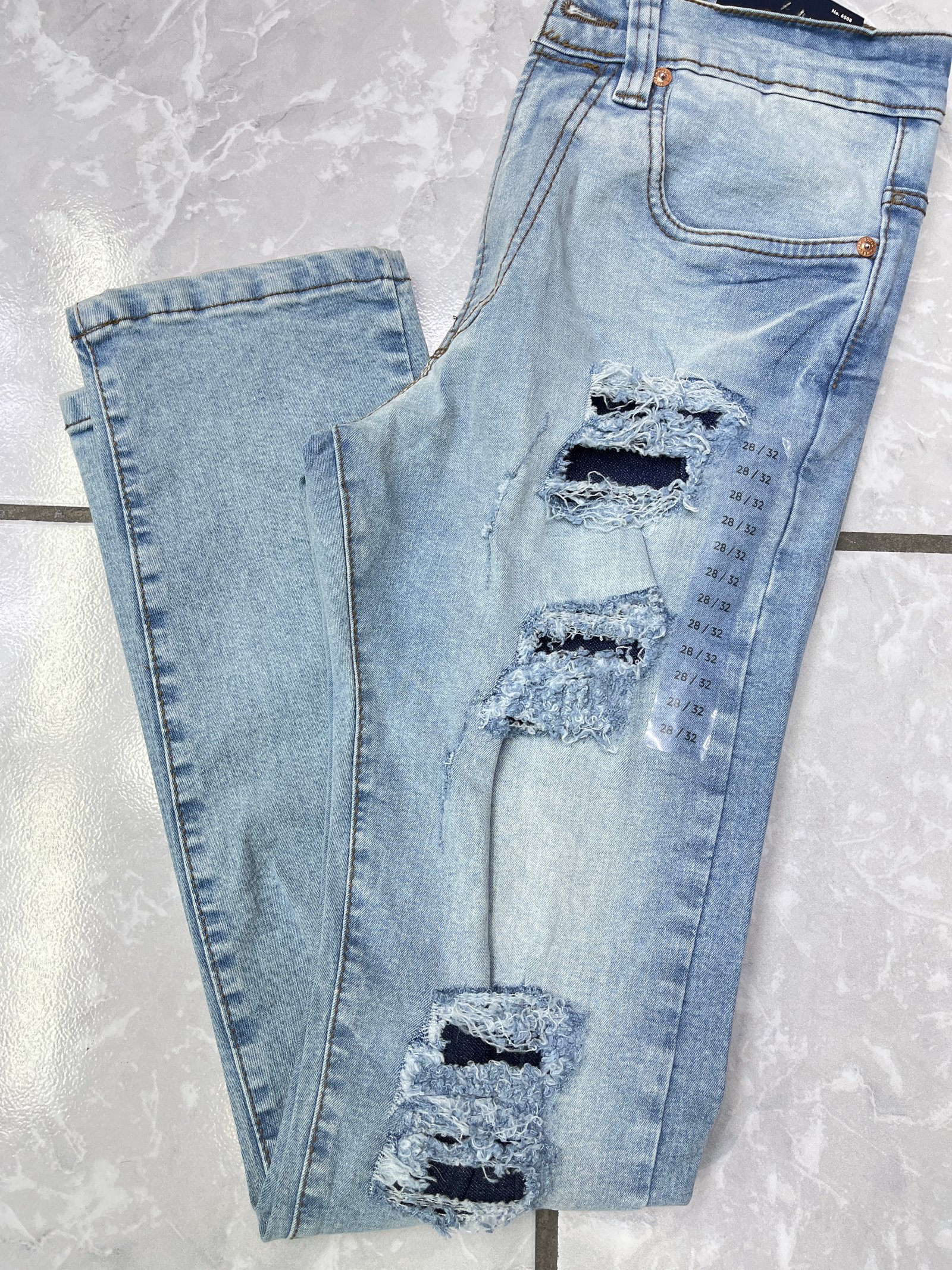 Pantalón Rasgado 